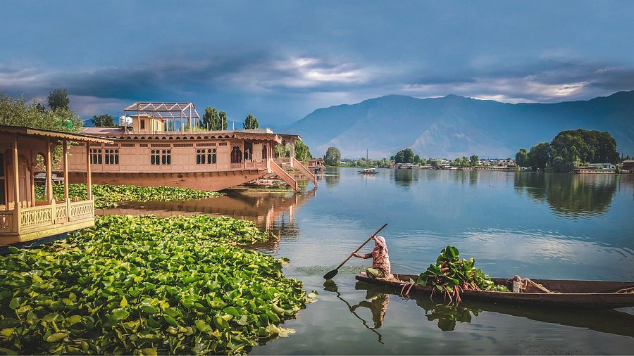 Day 1: Arrival in Srinagar – Houseboat Stay & Shikara Ride