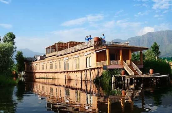 Day 3: Katra to Srinagar – Houseboat Stay